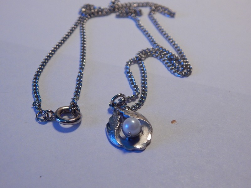 VTG 1970S 80S NECKLACE REAL PEARL MOTHER MARY BABY JESUS