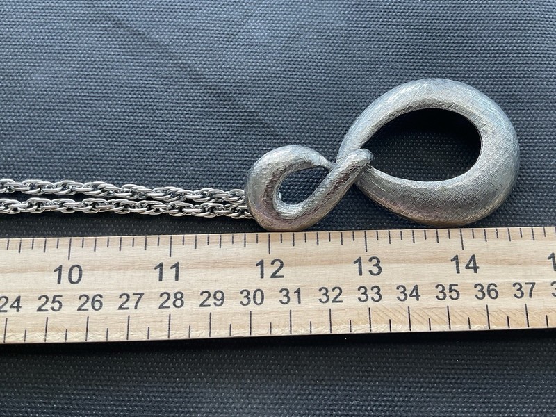 Signed Lisner Silver Tone Abstract Figure 8 Pendant Necklace Vintage Estate Jewe gallery