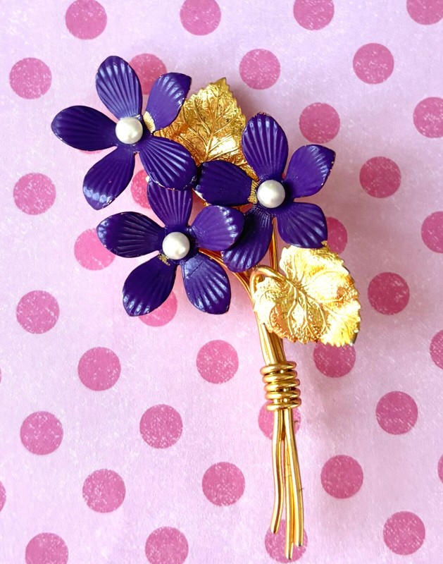 VINTAGE FLOWER PIN, CUTIE PURPLE VIOLETS💜, SHINY GOLD TONE METAL, LONG CORSAGE