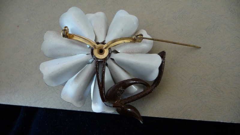 #1/22 vtg costume PIN WHITE & BROWN ENAMEL Curly Petals Flower 2 1/2" R gallery