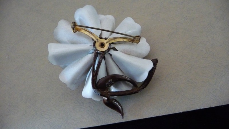 #1/22 vtg costume PIN WHITE & BROWN ENAMEL Curly Petals Flower 2 1/2" R gallery