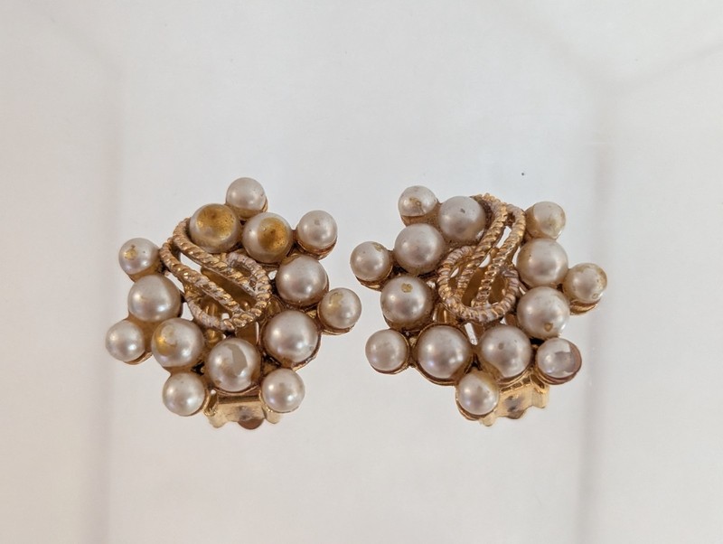 Vtg Lot of 2 Gold Tone White Faux Pearl Dangle Drop Clip On Earrings Bridal gallery