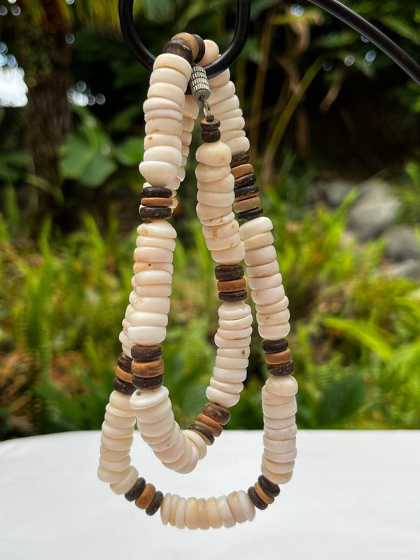 Vintage Hawaiian Natural Puka Shell 21″ Necklace Cream/Brown Pattern 1970’s EUC