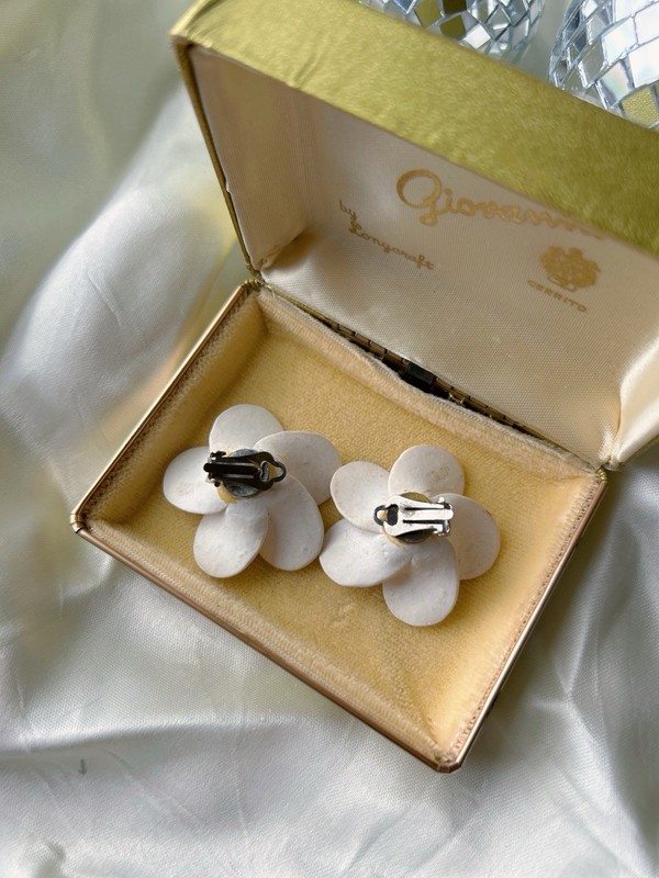 Vintage Hawaiian Flower Clip On Earrings Screw Back Tiki Mid Century gallery