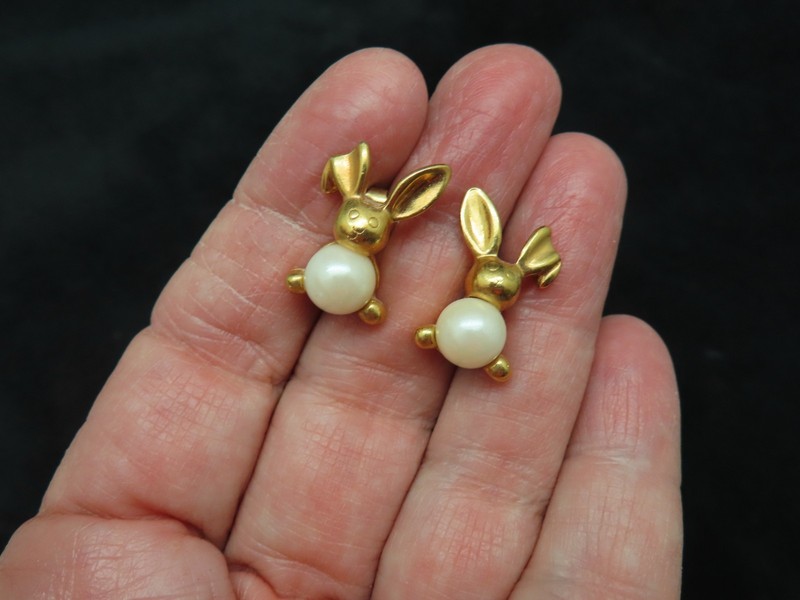 Vintage 1995 “Pearly Bunny” Easter Gold Plated AVON Pierced Earrings