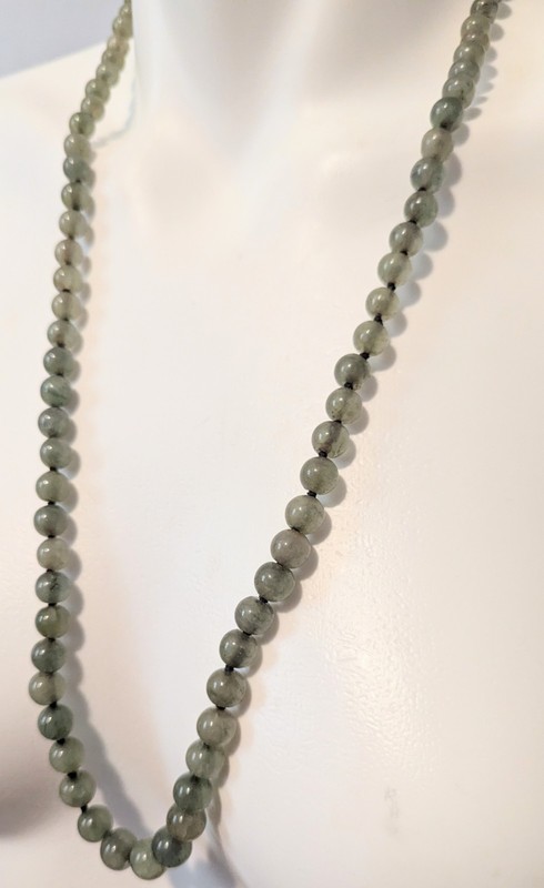 Vtg Green Jade Individually Knotted 29" Graduated Bead Necklace Continuous gallery