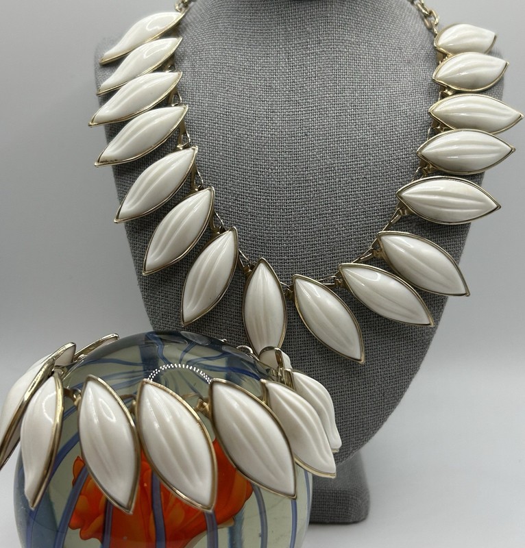Vintage Barclay Thermoset Ribbed Leaves Necklace with Bracelet Set gallery