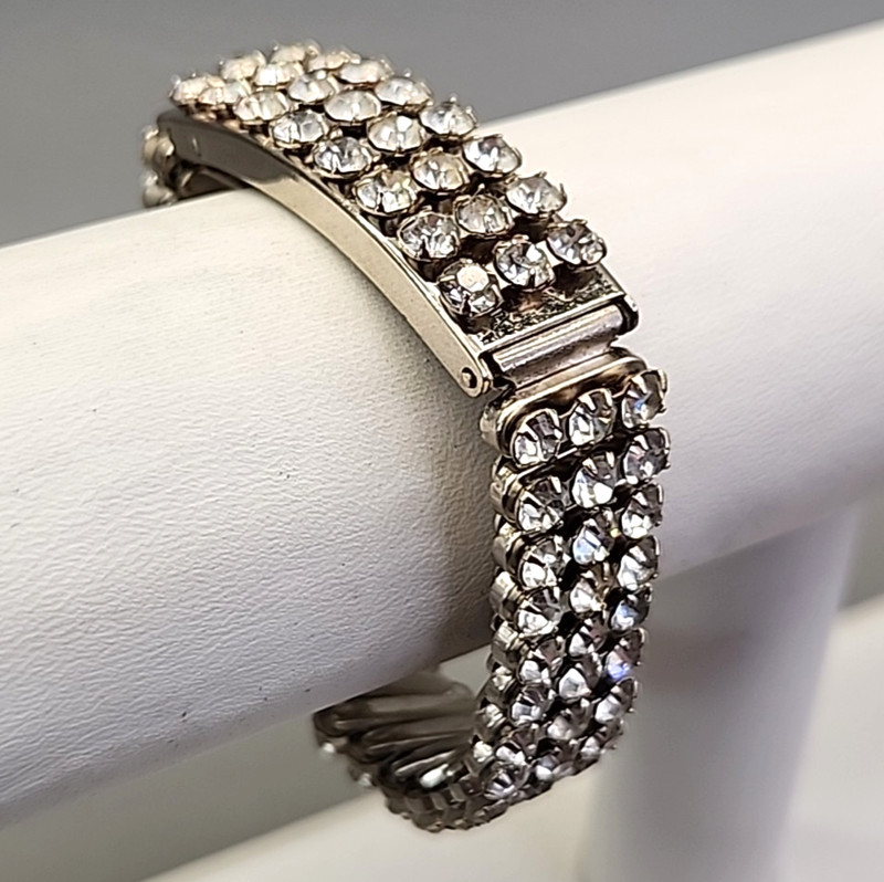 Vintage Expandable Clear Rhinestone Bracelet Hidden Compartment 6 1/8″ Stretch