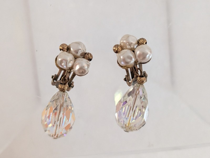 Vtg Lot of 2 Gold Tone White Faux Pearl Dangle Drop Clip On Earrings Bridal gallery