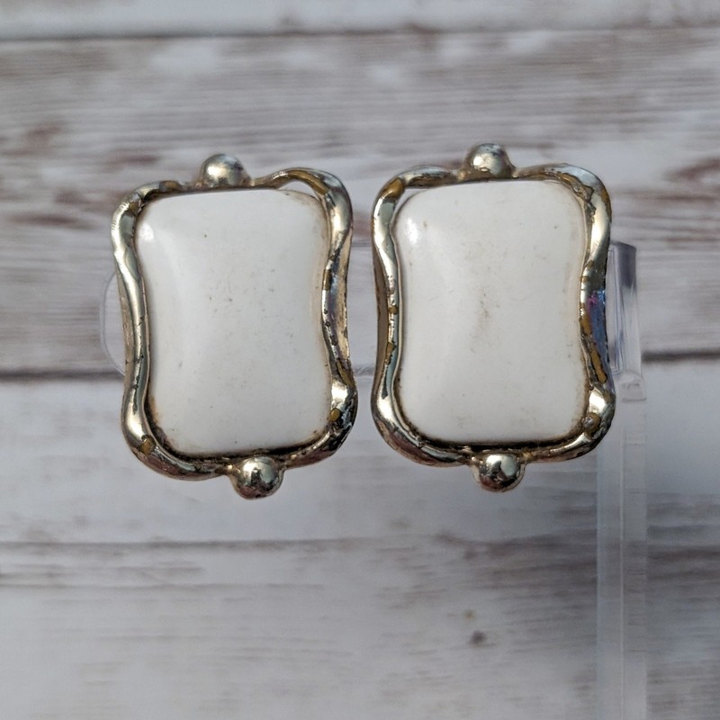 Vintage Clip On Earrings Off White & Gold Tone Large – Poor Condition