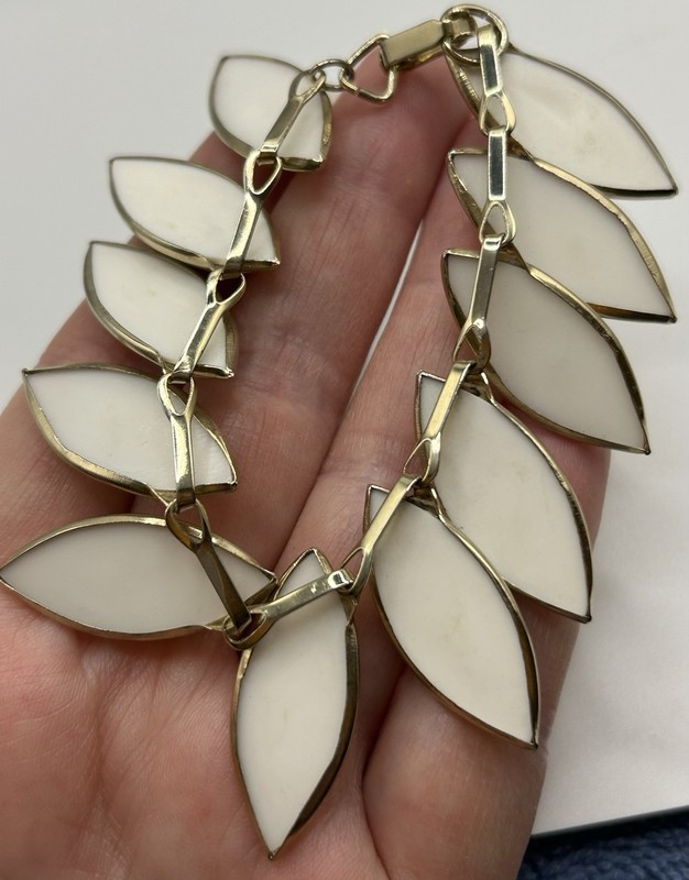 Vintage Barclay Thermoset Ribbed Leaves Necklace with Bracelet Set gallery