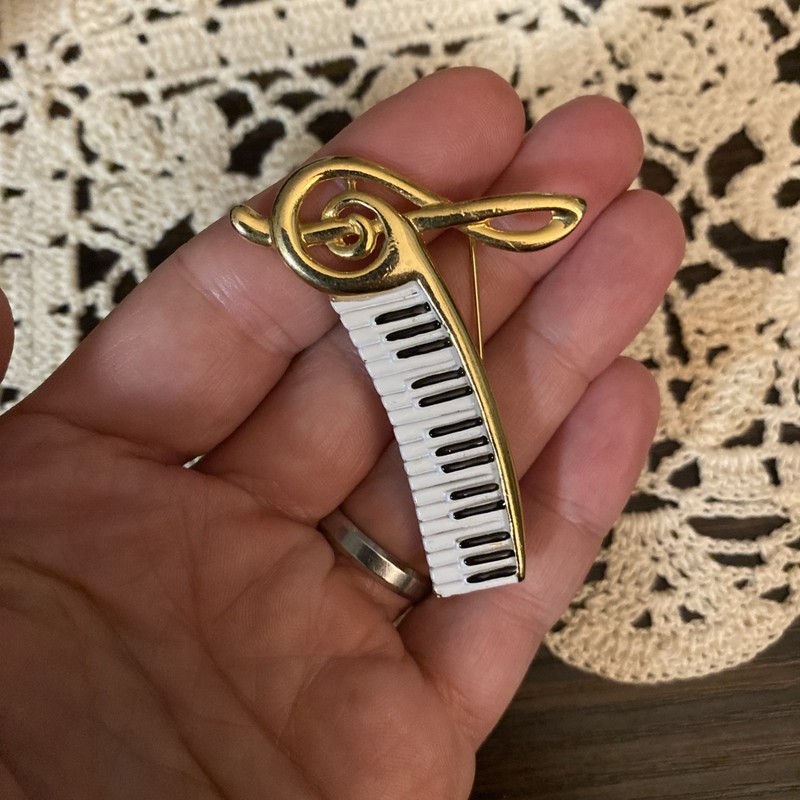 AJC Piano Keyboard Music Motif Treble Clef Vintage Brooch Gold Tone Unique gallery