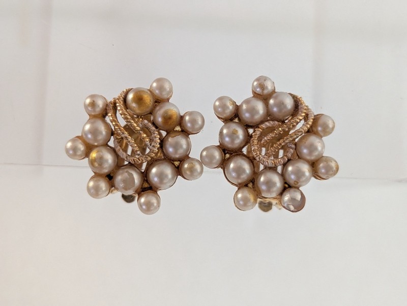 Vtg Lot of 2 Gold Tone White Faux Pearl Dangle Drop Clip On Earrings Bridal gallery