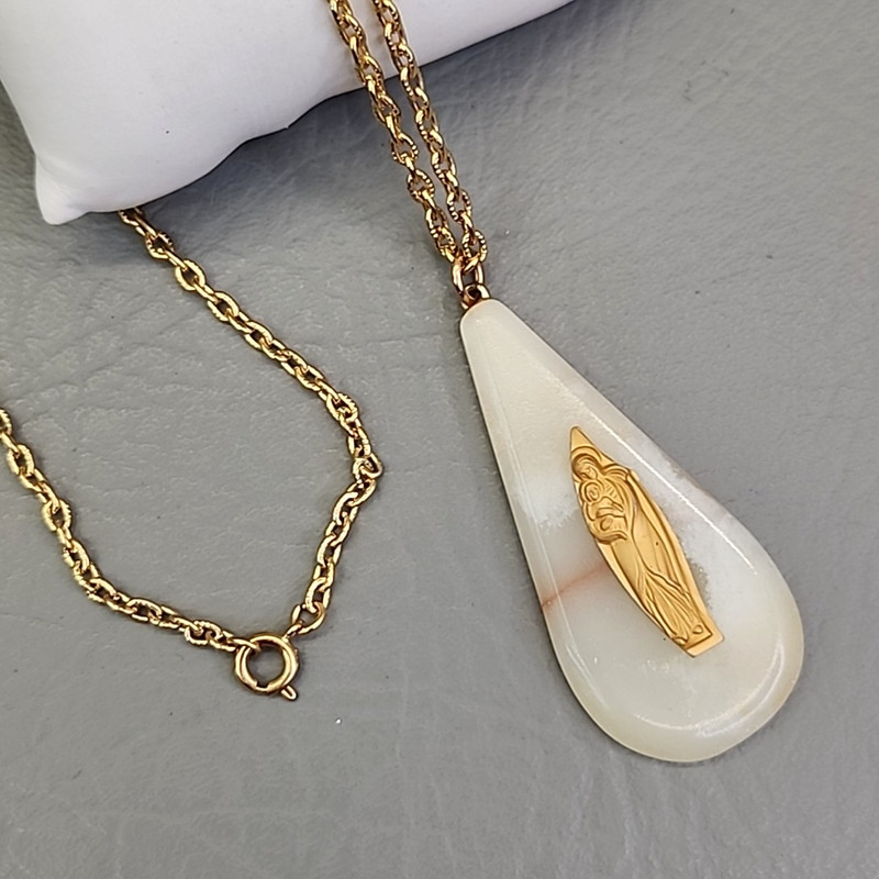 Vintage Agate Mother Mary Necklace Teardrop Stone Cream Gold Tone 23.5″