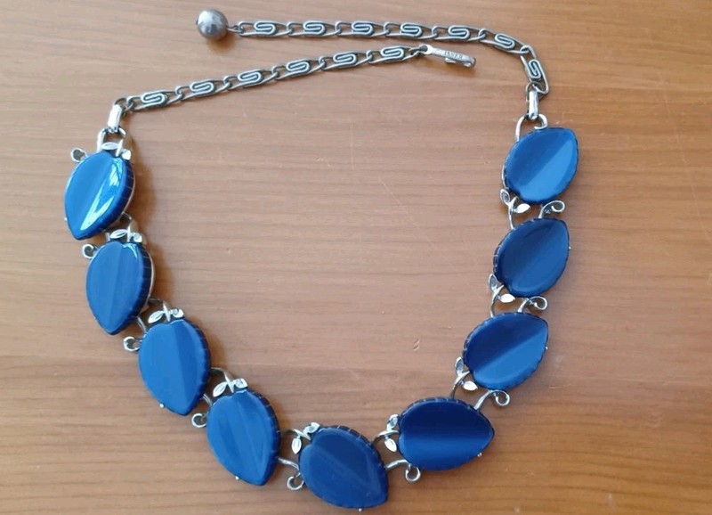 Vintage Lisner Necklace BLUE THERMOSET Beautiful Leaves Midcentury