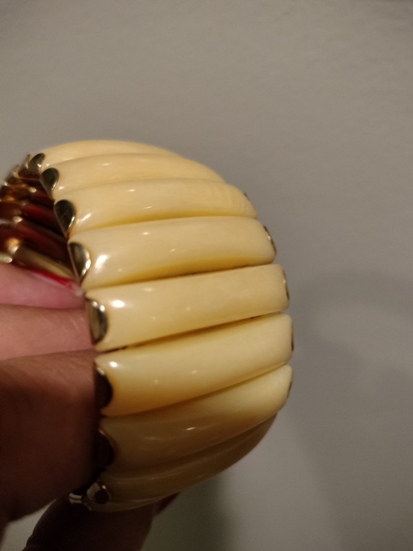 VINTAGE ESTATE SIGNED HONG KONG EXPANDABLE Lucite BRACELET. Creme + Gold Tone gallery