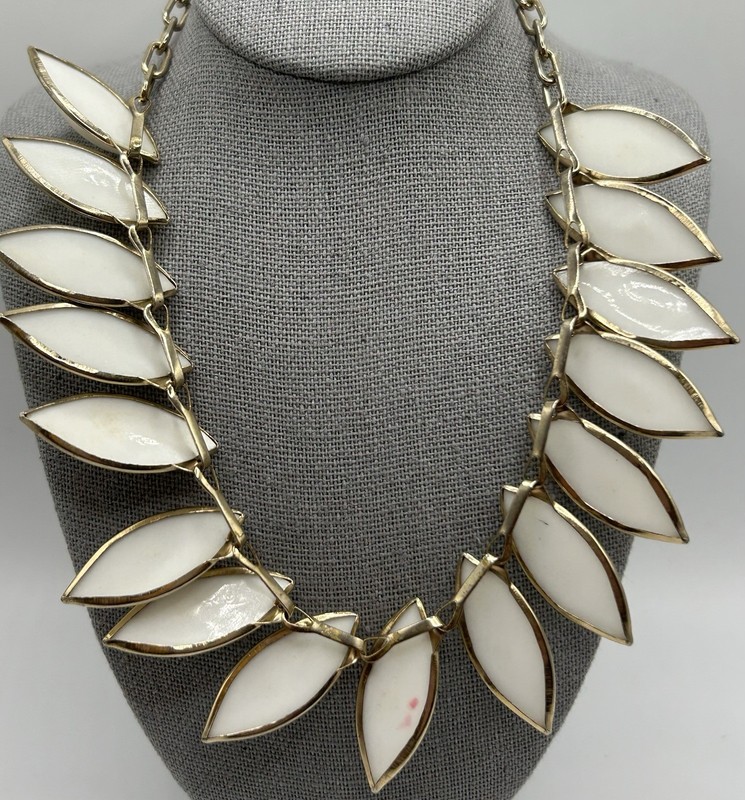 Vintage Barclay Thermoset Ribbed Leaves Necklace with Bracelet Set gallery