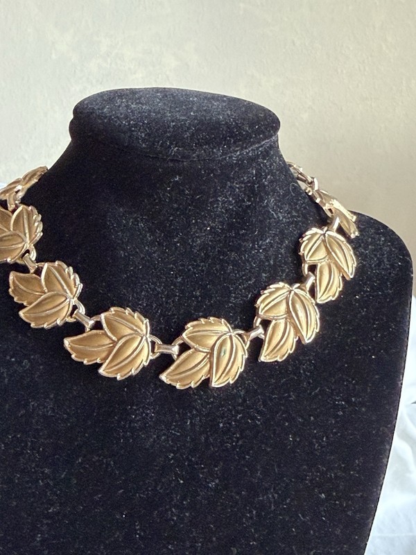 Vintage Choker Leaf Necklace Unbranded Goldtone Expands To 36”