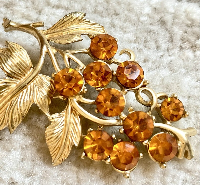 Vintage Amber Glass Round Faceted Prong Set Gold Tone Grapes Leaf Brooch gallery