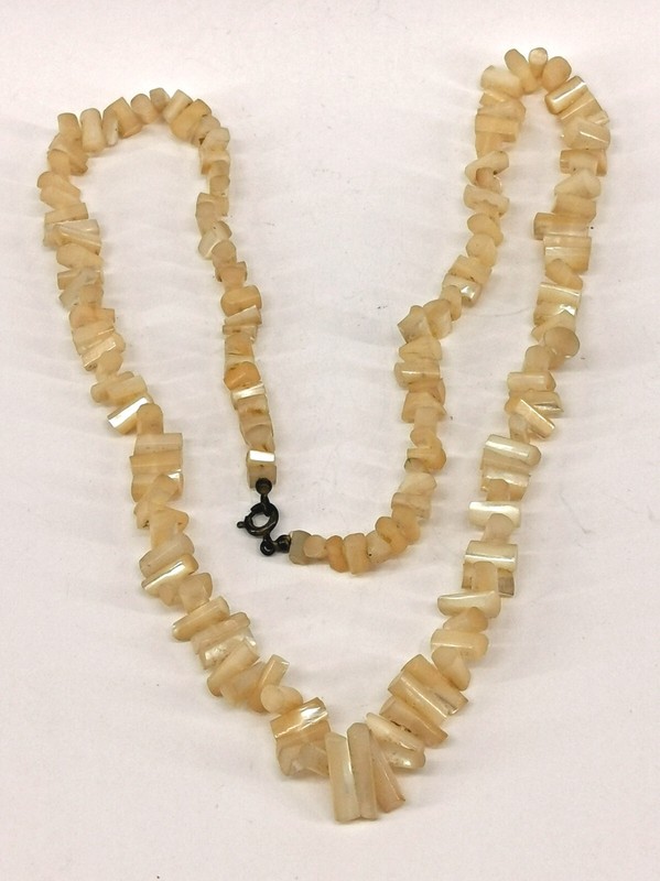 9125322-d Bright Nacre Necklace Antique 23 5/8in
