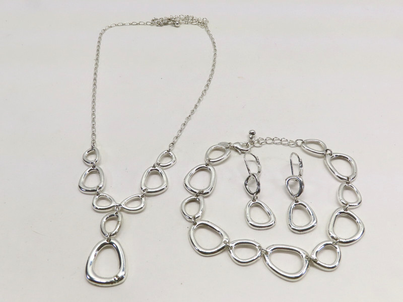 SAQ Jewelry Set Necklace Earrings Bracelet Silver Tone Gorgeous D2611