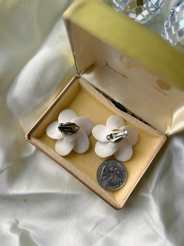 Vintage Hawaiian Flower Clip On Earrings Screw Back Tiki Mid Century gallery