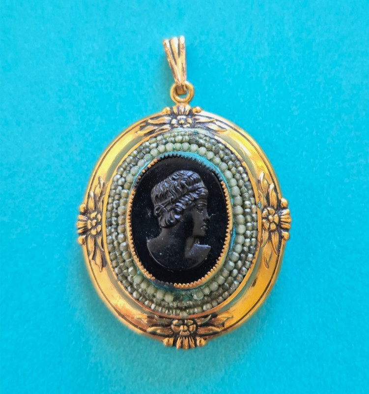 Vtg Coro Vic Revival Locket Black Cameo Set in Gold Tone Frame w Seed Pearls