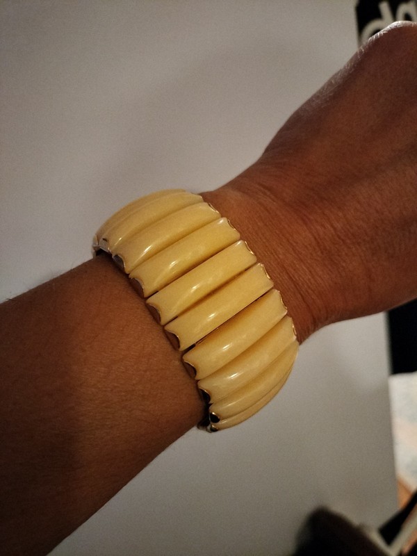 VINTAGE ESTATE SIGNED HONG KONG EXPANDABLE Lucite BRACELET. Creme + Gold Tone gallery