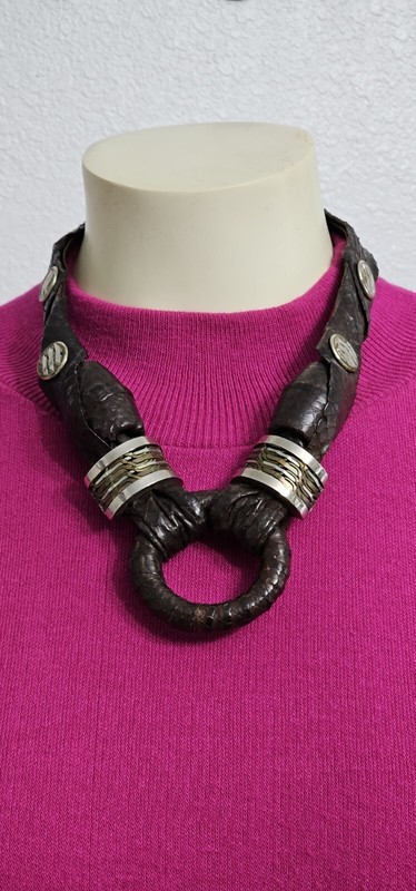 VINTAGE UNIQUE WILMA SPAGLI SNAKE-SKIN necklace dark brown 11”