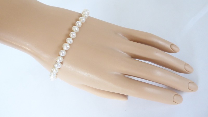 14K GE JCLIND White Pearl Bracelet 8" long Womens 6mm Pearls Very Good Condition gallery