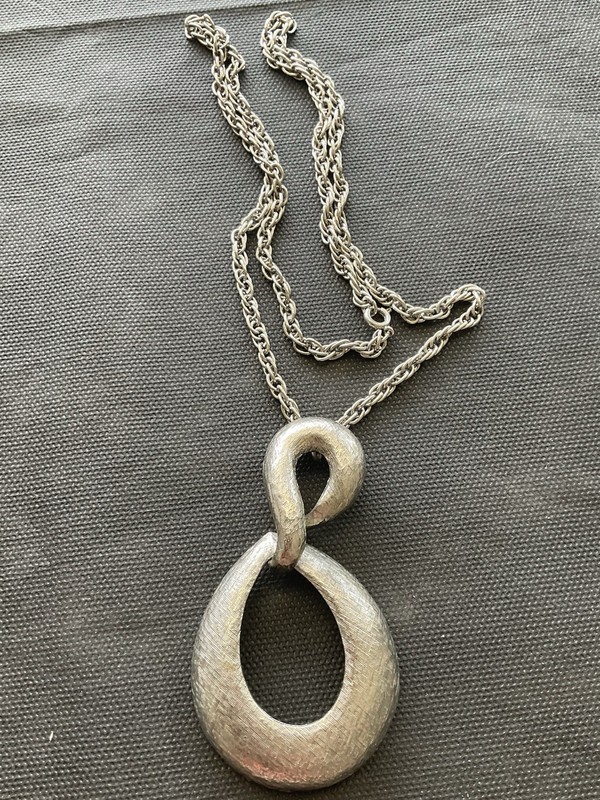Signed Lisner Silver Tone Abstract Figure 8 Pendant Necklace Vintage Estate Jewe