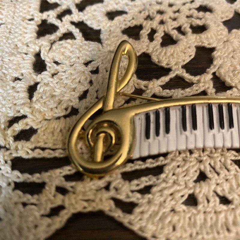 AJC Piano Keyboard Music Motif Treble Clef Vintage Brooch Gold Tone Unique gallery