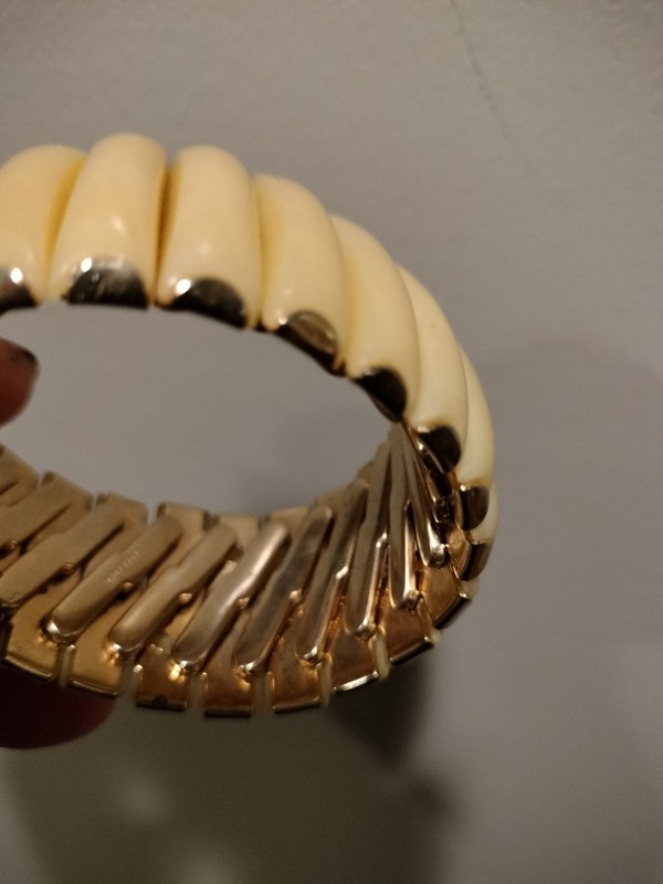 VINTAGE ESTATE SIGNED HONG KONG EXPANDABLE Lucite BRACELET. Creme + Gold Tone gallery