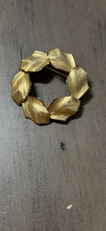 1980s Gold Circle Of Leaves VINTAGE broach
