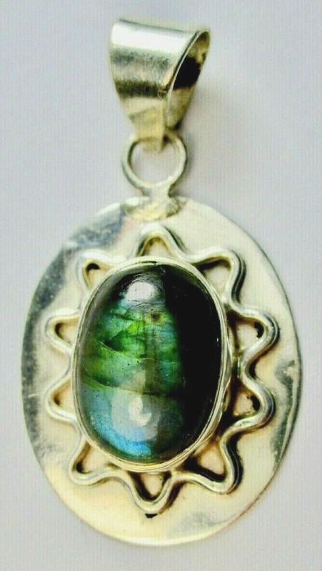 BEAUTIFUL 925 STERLING SILVER PENDANT, STUDDED WITH OVAL LABRADORITE gallery
