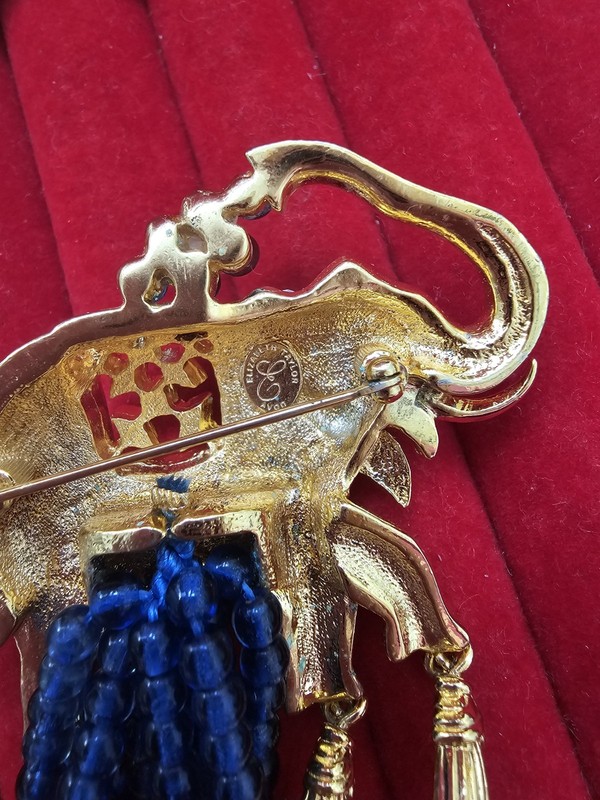 1993 Vintage Signed Elizabeth Taylor Avon Dangle Elephant Walk Brooch Rhinestone gallery