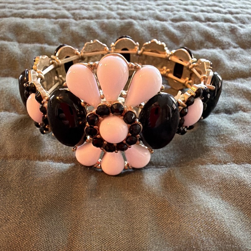 Vintage Bracelet W/ Black And White petal-shaped beads&black oval, stretchy