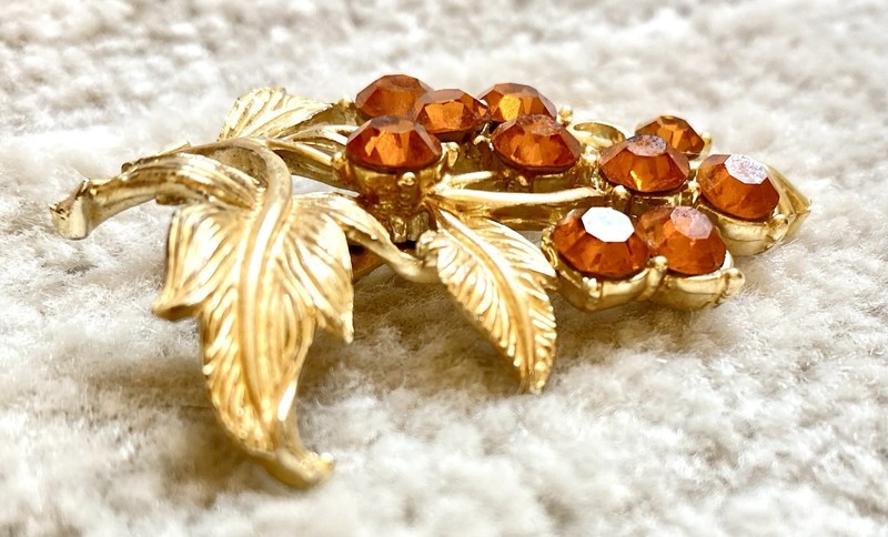 Vintage Amber Glass Round Faceted Prong Set Gold Tone Grapes Leaf Brooch gallery