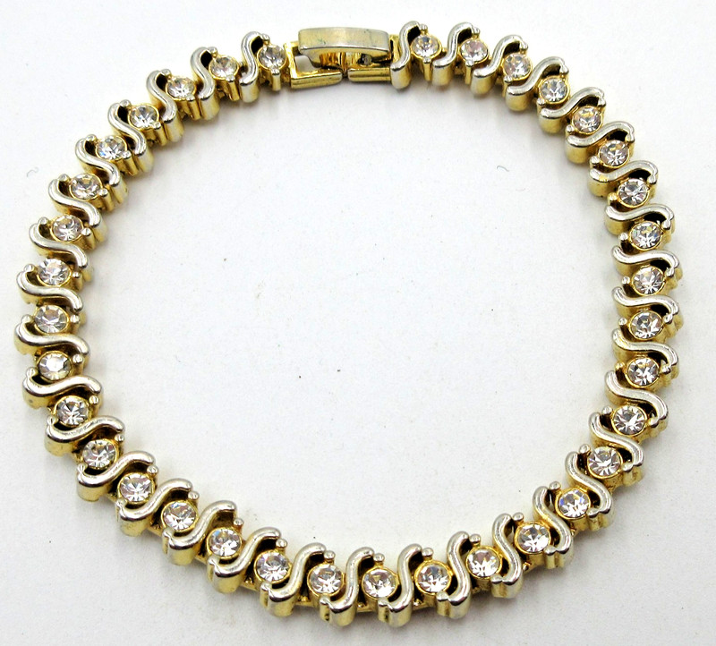 VTG 7.75″ clear RHINESTONE WRAP geometric bracelet gold tone mtl costume jewelry