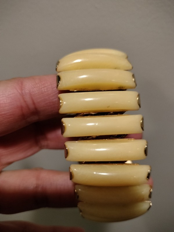 VINTAGE ESTATE SIGNED HONG KONG EXPANDABLE Lucite BRACELET. Creme + Gold Tone gallery