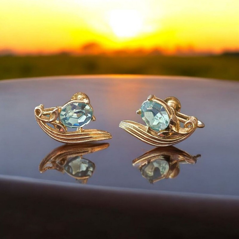 Lisner Screw back Light Stone Faceted Stone Gold Tone Earrings Signed (E140)
