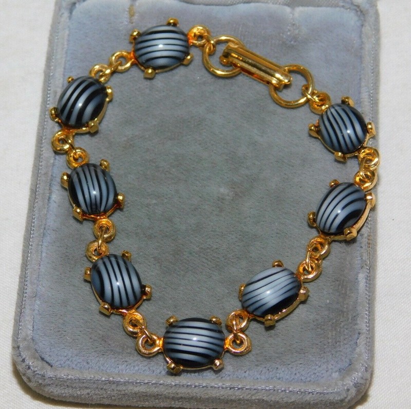 Vintage Scarab Style Black White Banded Glass Cab Gold tone 7.5″ Bracelet 1g 10