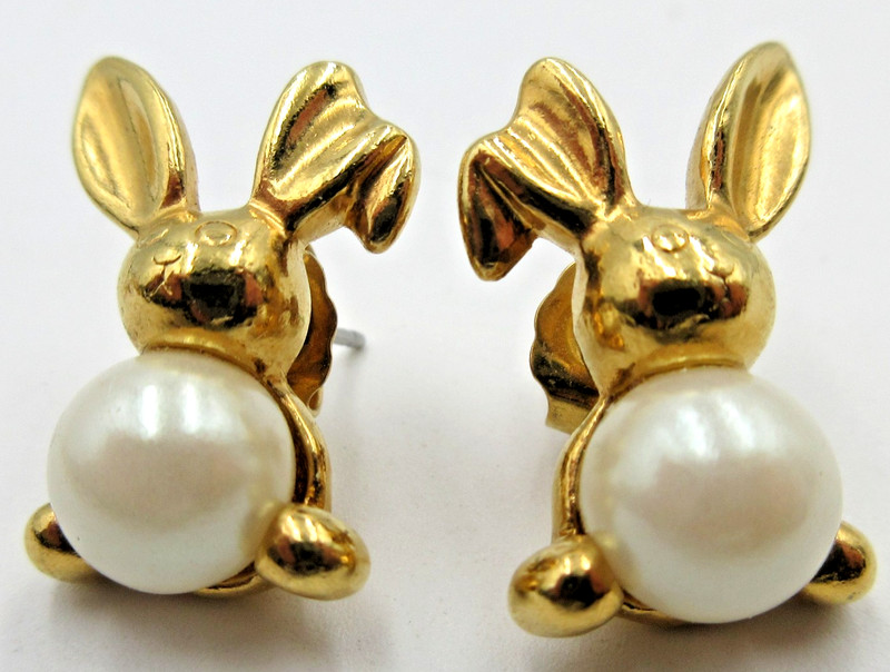 VTG ? AVON off white faux pearL gold tone metal BUNNY RABBIT stud pair Earrings