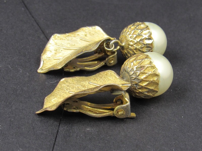 Austria ? Faux Simulated Pearl Gold Textured Leaf Dangle Drop Clip On EARRINGS gallery