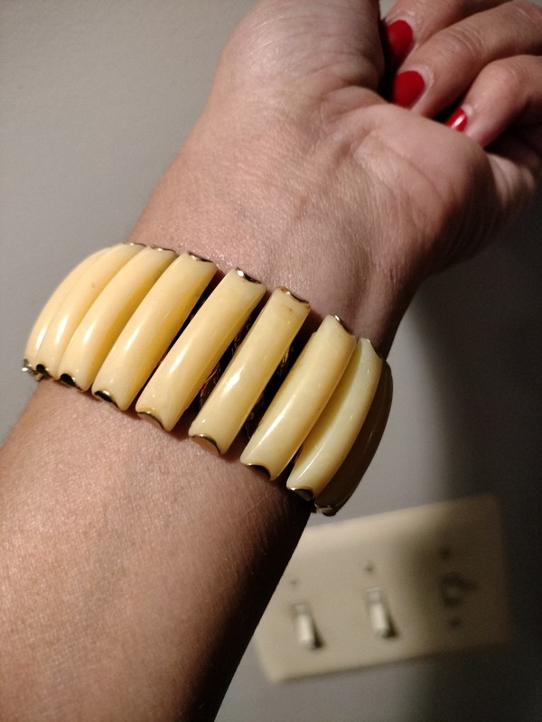 VINTAGE ESTATE SIGNED HONG KONG EXPANDABLE Lucite BRACELET. Creme + Gold Tone gallery