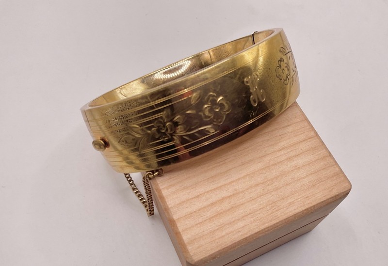 BEAUTIFUL vintage Victorian GOLD FILLED etched wide hinged BANGLE. Monogram H