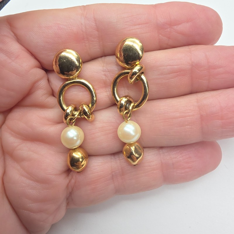 Off White Faux Pearl Gold Tone Metal Dangle Pierced Earrings Vintage