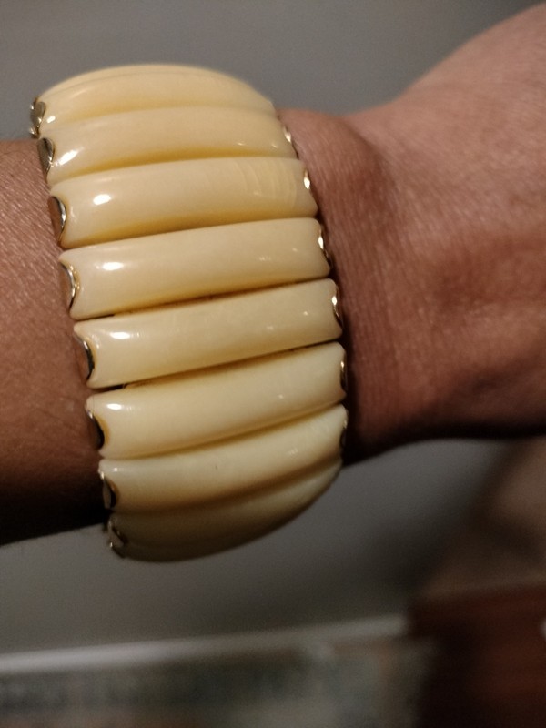 VINTAGE ESTATE SIGNED HONG KONG EXPANDABLE Lucite BRACELET. Creme + Gold Tone gallery