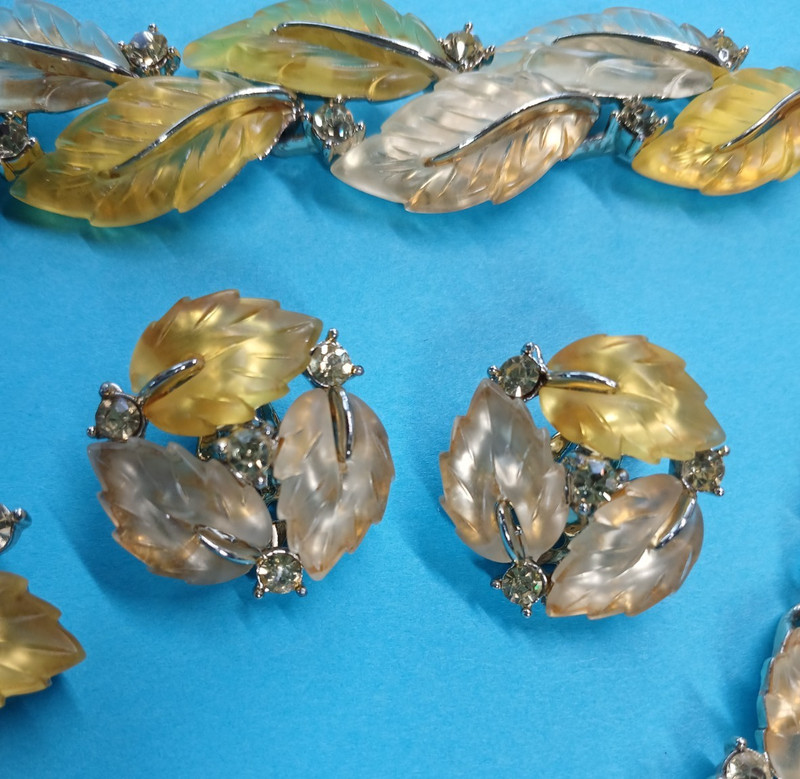 LISNER Grand Parure Set Yellow Leaves Lucite Thermoset Moonglow Vintage gallery