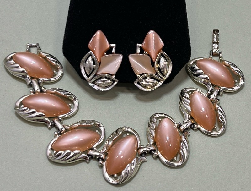 Vintage 60s Leaf Design Bracelet & Earrings Set 3 PC Thermoset Peach Gold Tone